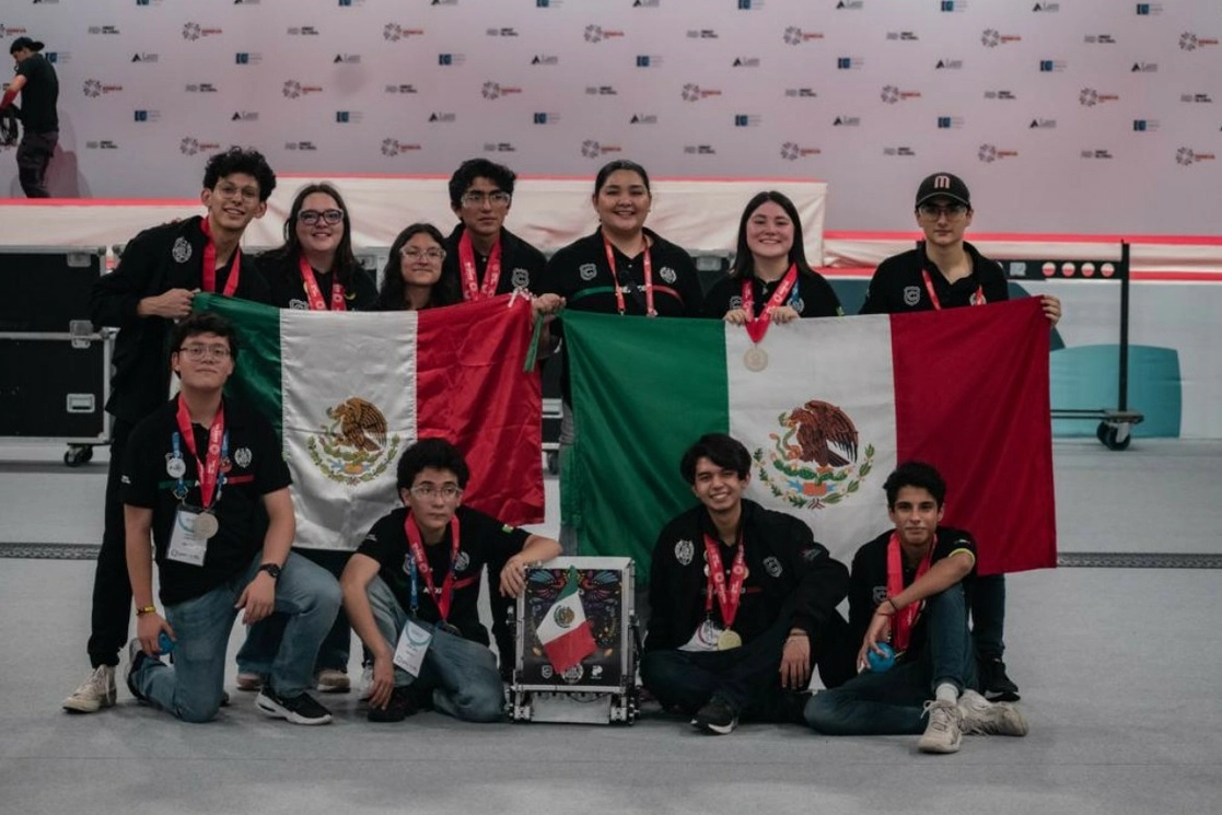 Jóvenes mexicanos consiguieron la medalla de oro Albert Einstein Award en el First Global Challenge de Robótica 2022. Foto tomada del Twitter de @MisionMexOI 