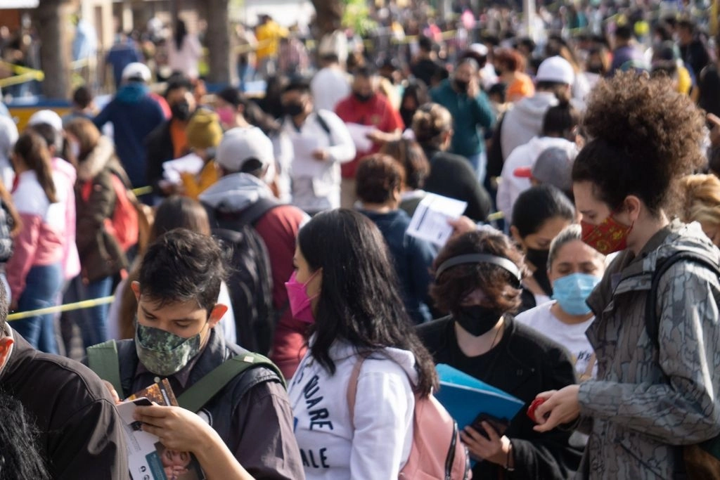 Miles de personas de 18 a 29 años que no residen en la alcaldía Gustavo A. Madero o no les correspondía, acudieron ayer por la primera dosis de Sputnik V, ocasionando largas filas y esperas de más de tres horas. Foto Pablo Ramos