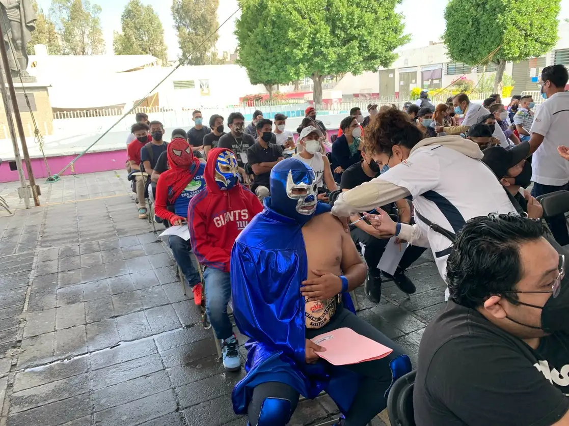 Inicio de la campaña de vacunación a jóvenes de 18 a 29 años de edad en la explanada Unión de Fuerzas en el municipio mexiquense dé Nezahualcóyotl. Foto René Ramón
