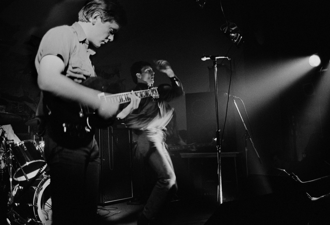 La banda de post-punk inglesa, Joy Division, formada por Ian Curtis, Bernard Sumner, Peter Hook y Stephen Morris. Foto cortesía de la editorial Sexto Piso