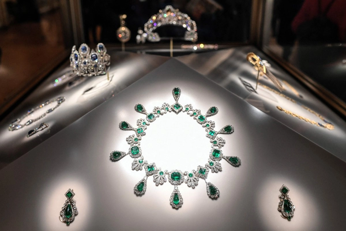 Collar y pendientes del conjunto de joyas de la emperatriz María Luisa, exhibido en la Galería Apollon el 14 de enero de 2020 en el museo del Louvre de París.