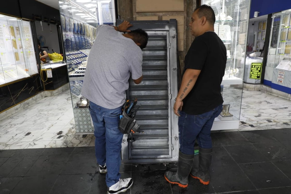 Comerciantes del Centro Histórico afectados por la marcha del 2 de octubre reabrieron sus locales, en la Ciudad de México, el 5 de noviembre de 2025. 