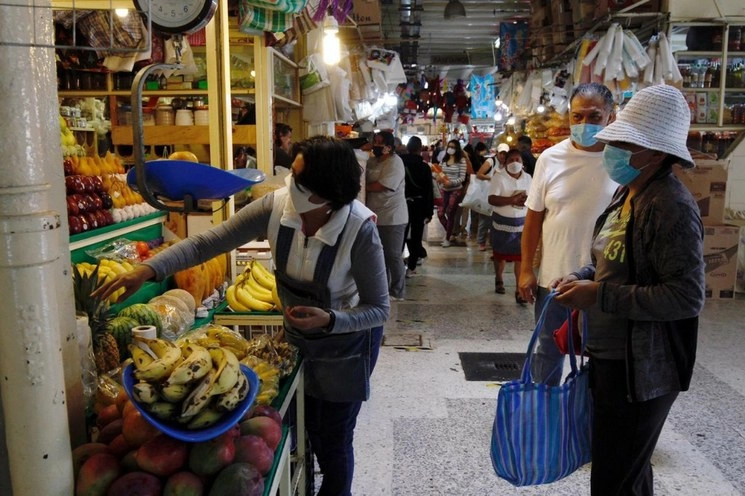 Capitalinos en el Mercado 377 de Xochimilco, durante la emergencia sanitaria por Covid-19. Foto Cristina Rodríguez