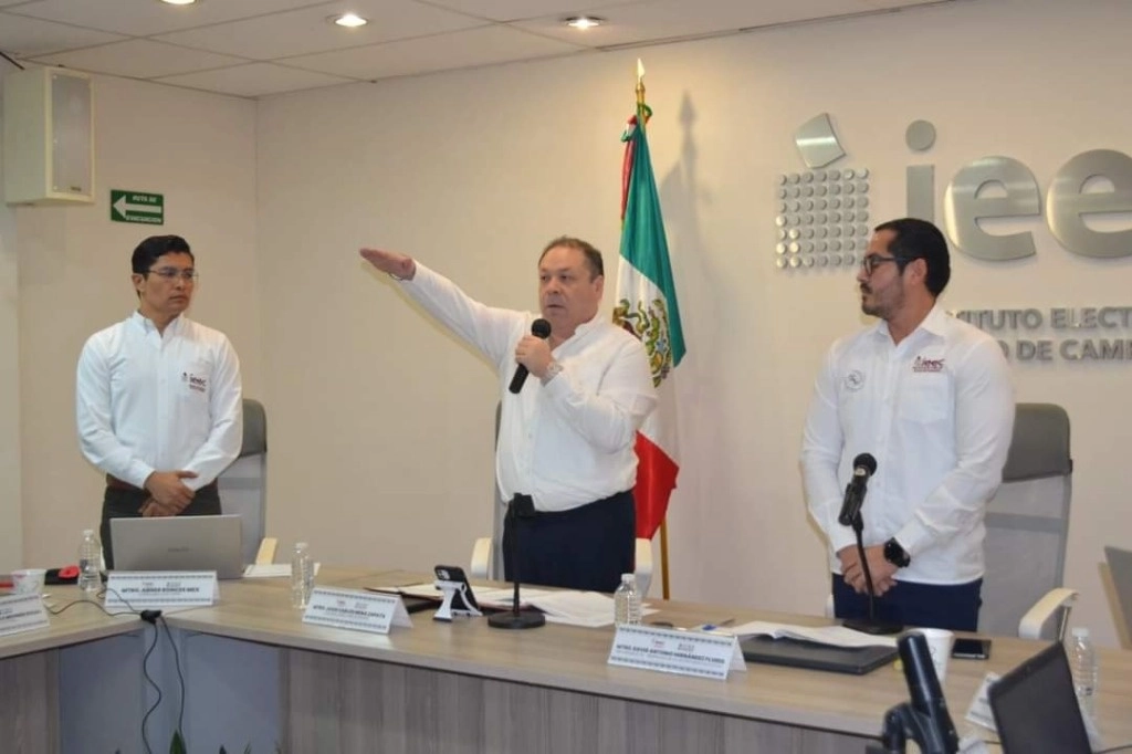 Juan Carlos Mena Zapata asumió el cargo ante los consejeros y representantes de los partidos políticos, en Campeche, el 30 de enero de 2024. Foto 'La Jornada'