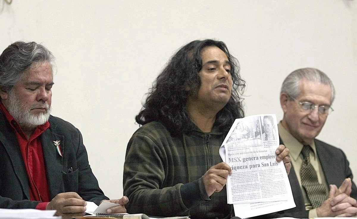 Juan Carlos Ruiz Guadalajara (c) en una conferencia de prensa sobre la oposición a Minera San Xavier, en el Club de Periodistas, el 10 de noviembre de 2009. Foto 