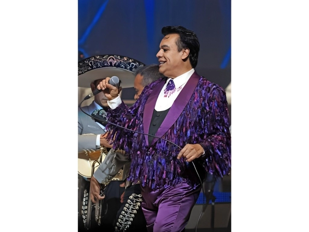 El cantante mexicano, Juan Gabriel, durante un concierto. Foto Xinhua /Archivo
