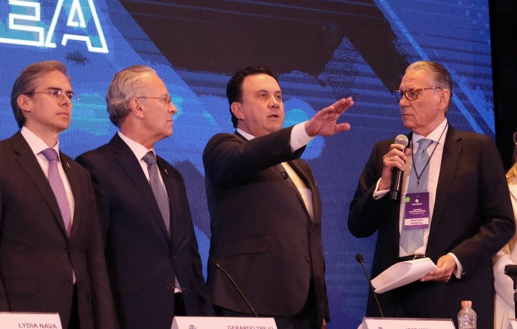 "Sabemos que los retos que tenemos por delante como sociedad y como país son muy grandes, pero habremos de estar a la altura como siempre lo ha estado Coparmex en sus 95 años de historia”, dijo Sierra Álvarez en su discurso inicial. Foto @Coparmex 