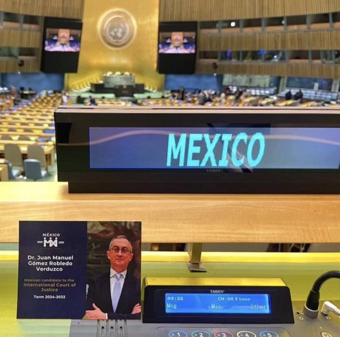 Gómez Robledo Verduzco es miembro de carrera del Servicio Exterior Mexicano desde 1988 y en 2001 ascendió al rango de embajador de México. Ha ocupado diversos cargos en la Cancillería, como el de secretario particular del titular (1994), consultor jurídico (2000-2004) y subsecretario para Asuntos Multilaterales y Derechos Humanos (2007-2015). Imagen tomada de https://twitter.com/VMLR10