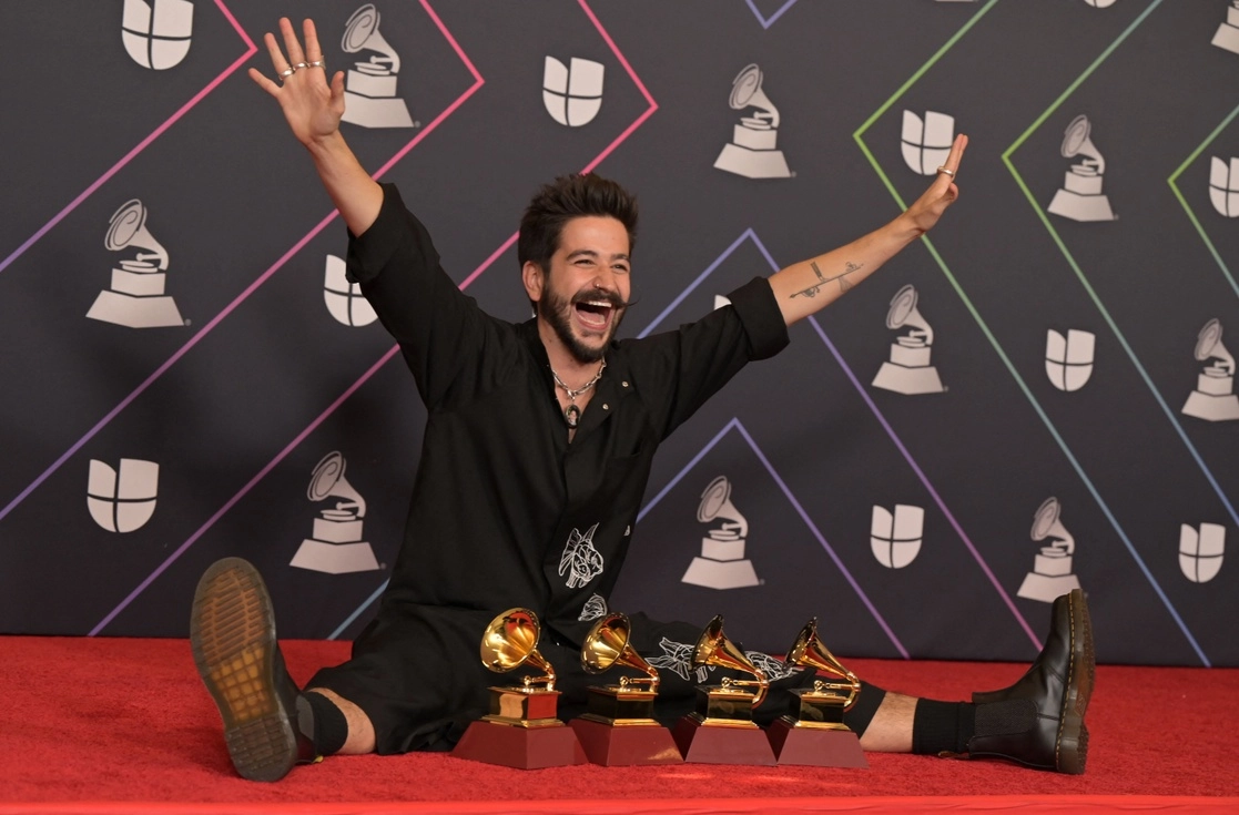 Camilo, ganador de cuatro Grammy Latino fue nominado en la versión anglosajona en la categoría de mejor álbum pop latino. En la imagen, el cantante colombiano posa con sus premios durante la 22a Entrega Anual de los Premios Grammy Latinos en el MGM Grand Arena de Las Vegas, Nevada, el pasado 18 de noviembre. Foto Afp
