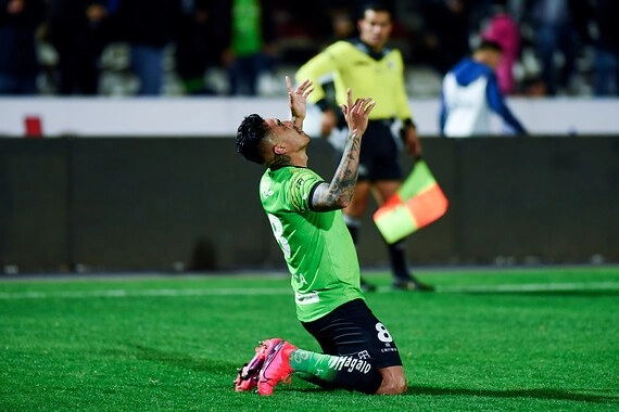 El paraguayo Darío Lezcano festeja su anotación durante el encuentro. Foto Jam Media