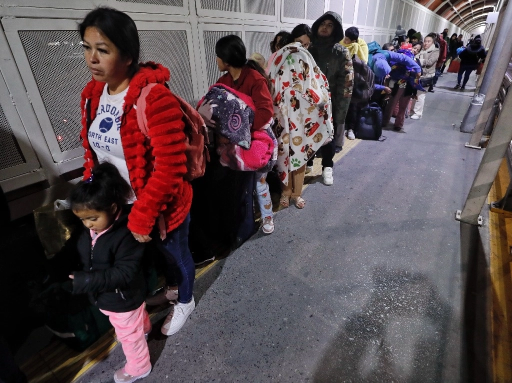 Migrantes de Cuba, Venezuela, Honduras,así como de otros países de Centro y Sudamérica formados en la garita del Puente Internacional Paso del Norte en Ciudad Juarez, para poder ingresar a Estados Unidos, como refugiados políticos, antes de que Donald Trump, como presidente, dictara el cierre de la frontera. Foto Marco Peláez 
