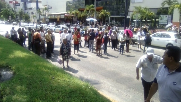 Los manifestantes son de regiones como Iguala, Ometepec, Teloloapan y Zihuatanejo, algunos de ellos discapacitados, que no han sido atendidos porque personal del ISSSTE no quiere laborar hasta que no tengan insumos de prevención contra el Covid-19. Foto La Jornada