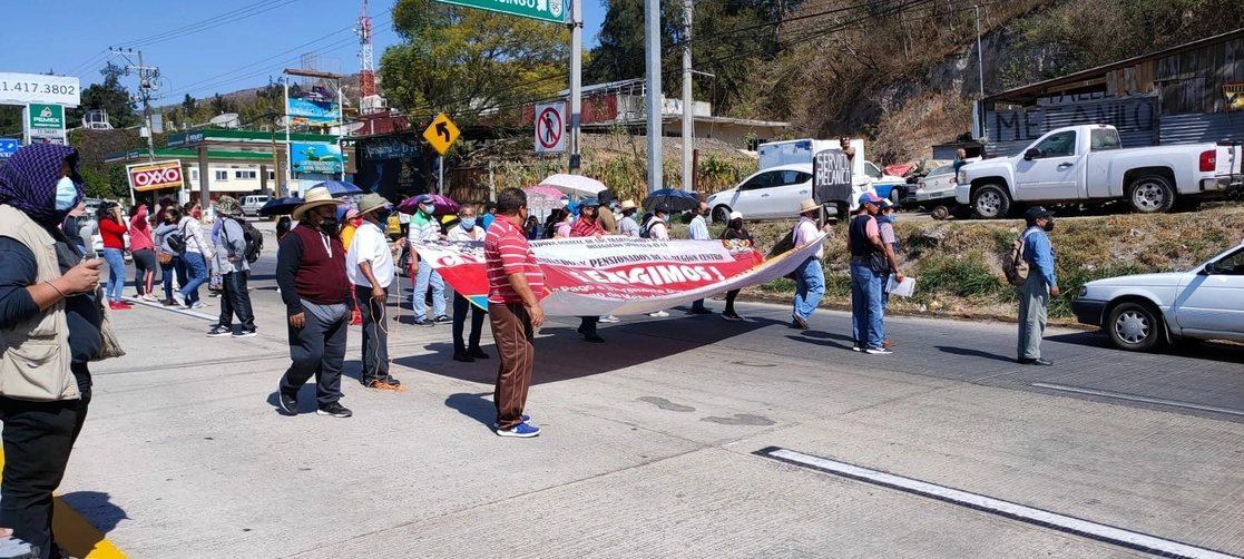 El bloqueo de los jubilados sobre la autopista del Sol, en Guerrero, el 17 de enero de 2022. Foto Sergio Ocampo