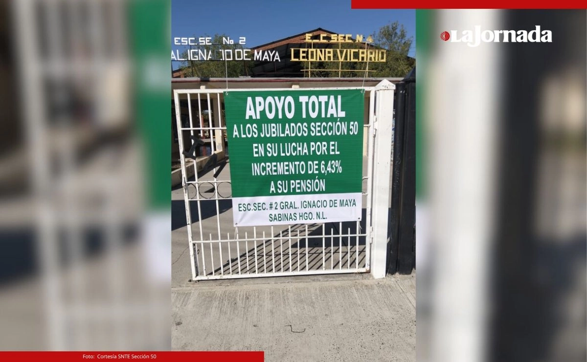 Entre las pancartas de apoyo que algunas escuelas del estado colocaron se puede leer la consigna de “Apoyo total a los jubilados Sección 50 en su lucha justa por el incremento del 6.43% a su pensión”, seguido del nombre de la institución educativa, las cuales son de nivel básico. 