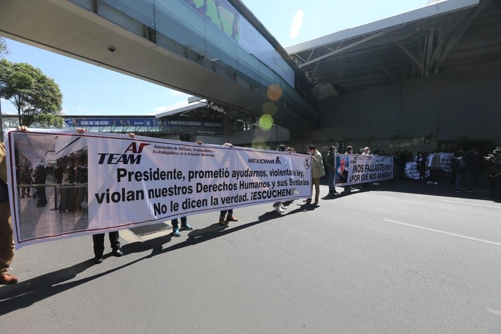 Integrantes de la Asociación de Jubilados, Trabajadores y Ex trabajadores de Mexicana de Aviación bloquean el acceso al Aeropuerto Internacional de la Ciudad de México, en protesta por el desalojo que sufrieron a principios de mes de la Terminal 1, el 29 de septiembre de 2022. Foto Guillermo Sologuren






