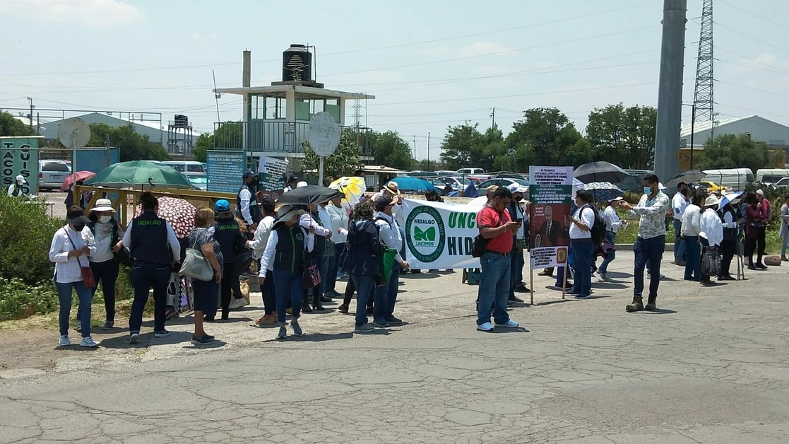 Jubilados y pensionados del IMSS abordaron al presidente Andrés Manuel López Obrador durante su gira en Hidalgo. Foto La Jornada