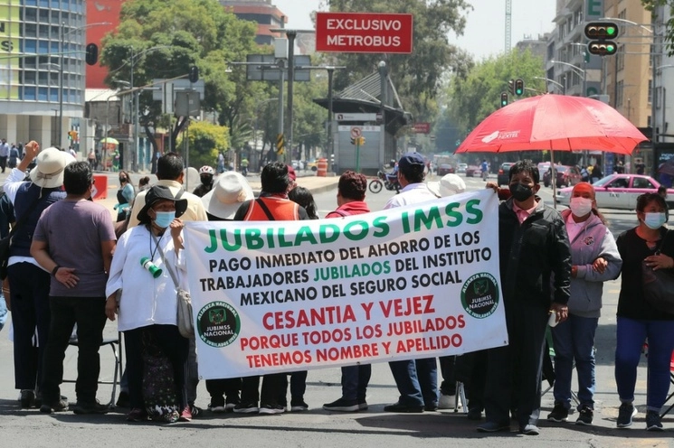 Durante una manifestación de jubilados y pensionados del IMSS, en la Ciudad de México. Foto Roberto García Ortiz / Archivo