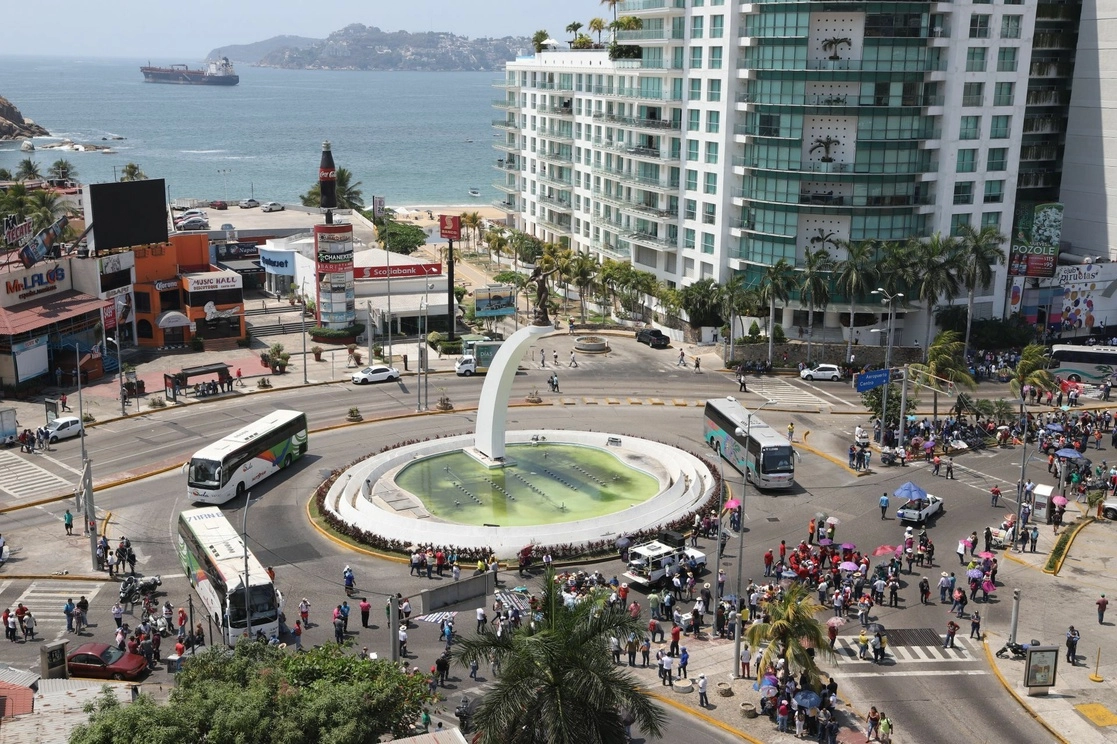 Los trabajadores del ISSSPEG bloquearon por 45 minutos la avenida Costera Miguel Alemán, en Acapulco, Guerrero. Foto Cuartoscuro / Archivo 