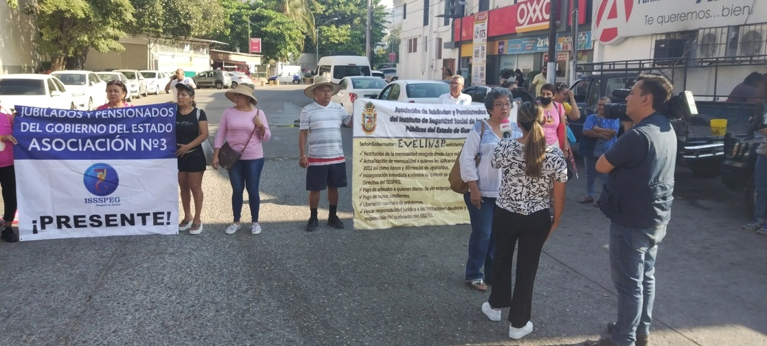 Con bloqueos en la avenida Universidad de Acapulco, Guerrero, exigen el pago completo del aguinaldo de 2022. Foto Héctor Briseño