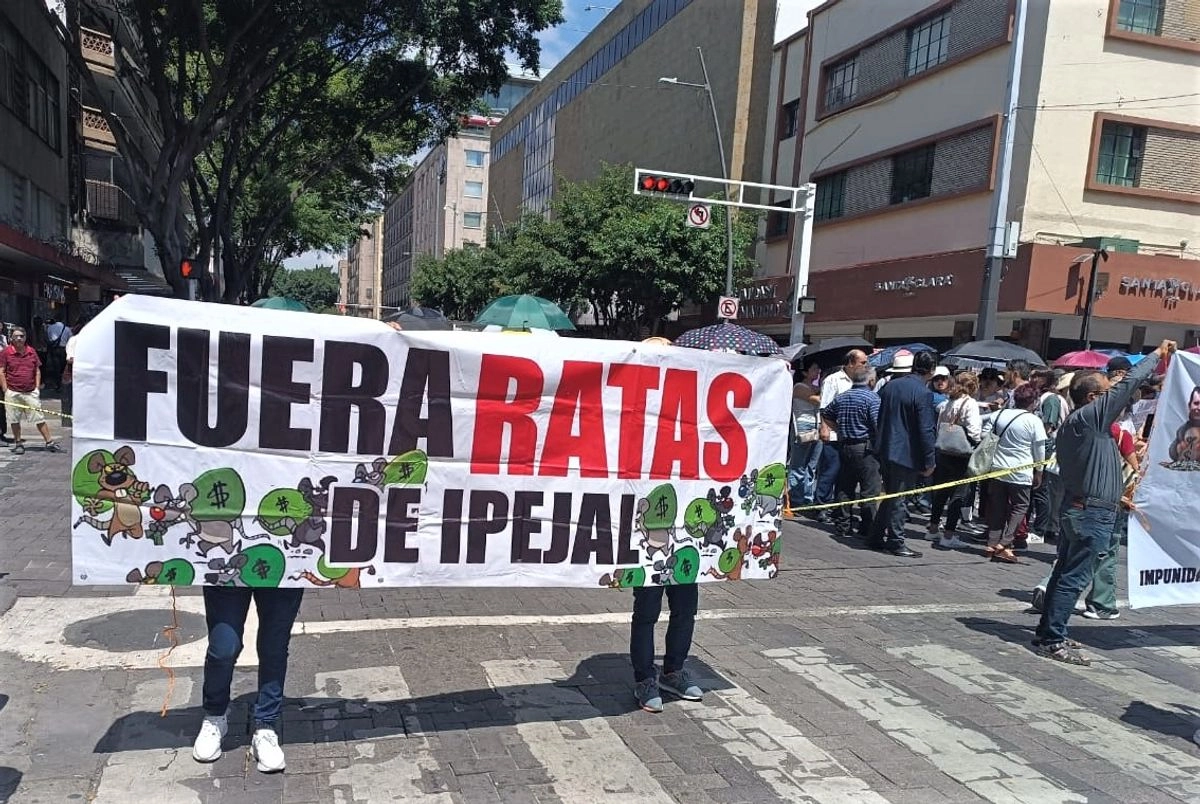 Dos aspectos de la manifestación de este martes en el centro de Guadalajara. En la primera el bloqueo a avenida Juárez y en la segunda algunas de las mantas puestas en el quiosco de Plaza de Armas frente a Palacio de Gobierno.  Foto 