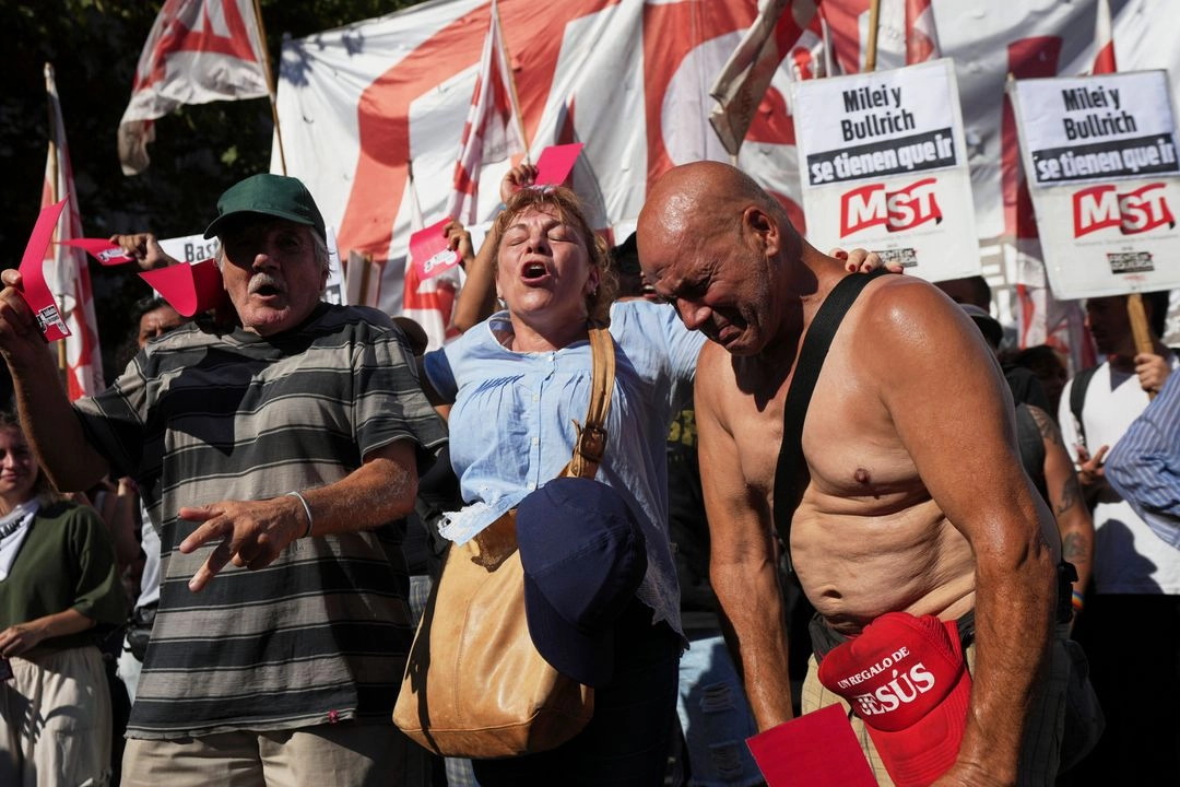 Jubilados marchan en Buenos Aires, Argentina, en contra de las medidas de austeridad impuestas por el gobierno de Javier Milei, , el miércoles 19 de marzo de 2025. Foto 