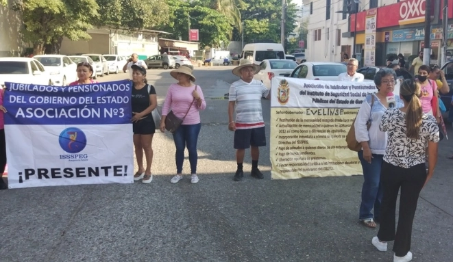 Un grupo de profesores jubilados de Acapulco pidieron al ISSSPEG les paguen prestaciones que tienen años en deuda. Foto Héctor Briseño/Archivo