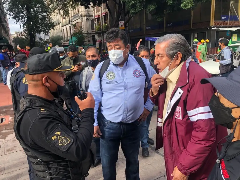Elementos de la SSC impiden el paso a los Integrantes de la Asamblea Nacional de Jubilados y Pensionados de la CNTE entre las avenidas 5 de Mayo y Palma, mientras se dirigen al Zócalo capitalino, el 1 de septiembre de 2021. Foto Luis Castillo