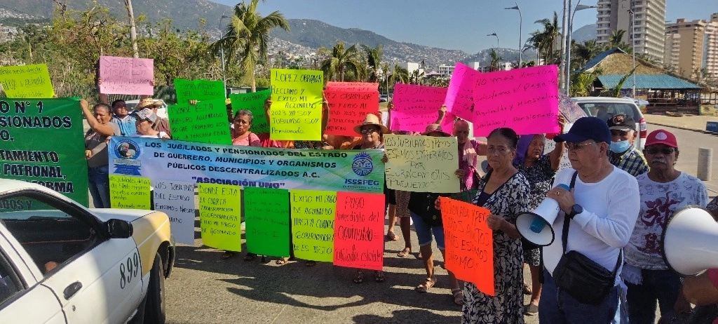 Los jubilados y pensionados realizan bloqueos intermitentes en la Costera Miguel Alemán, en Acapulco, para exigir al gobierno de Guerrero el pago de aguinaldos, el 19 de diciembre de 2023. Foto Héctor Briseño