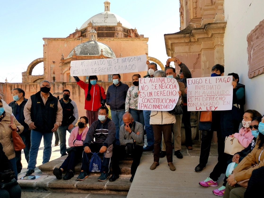 Jubilados y pensionados del Issstezac en protesta. Foto Alfredo Valadez