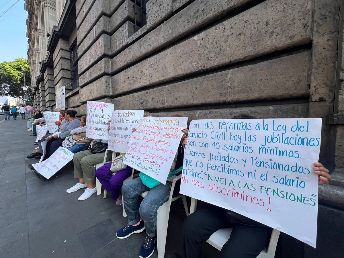 Un grupo de jubilados y pensionados del gobierno del estado realiza un plantón en el palacio estatal para exigir a la gobernadora Margarita González Saravia y al Congreso local que le pague “el mínimo vital” que establece la ley del servicio civil. Foto 