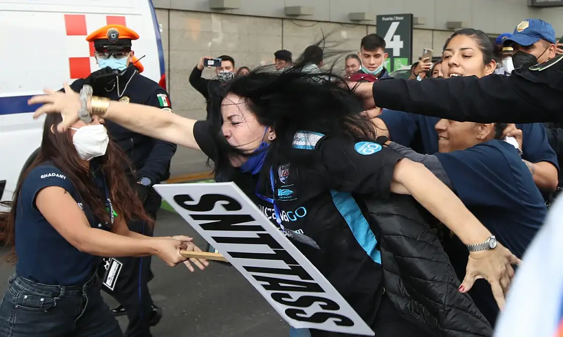 Durante la manifestación, trabajadores golpearon a una de sus compañeras, quien supuestamente representa a otro grupo de inconformes. Foto: María Luisa Severiano