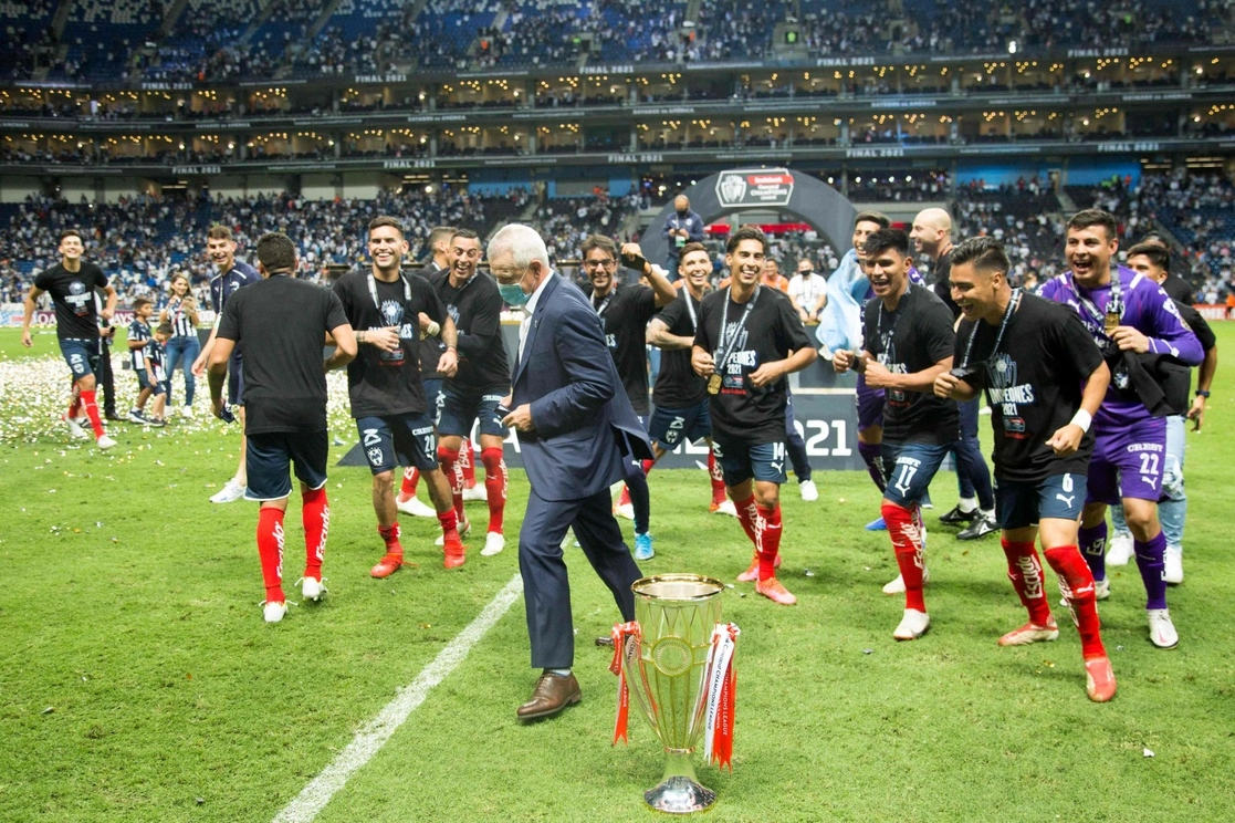 Javier ‘Vasco’ Aguirre compartió el furor de sus jugadores tras conseguir el título de Concacaf. Foto Afp