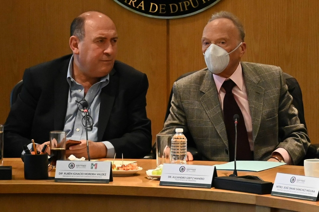 El fiscal general de la República, Alejandro Gertz Manero, dialoga con el priísta Rubén Moreira, titular de la Jucopo en la Cámara de Diputados, el 6 de noviembre de 2021. Foto Cuartoscuro