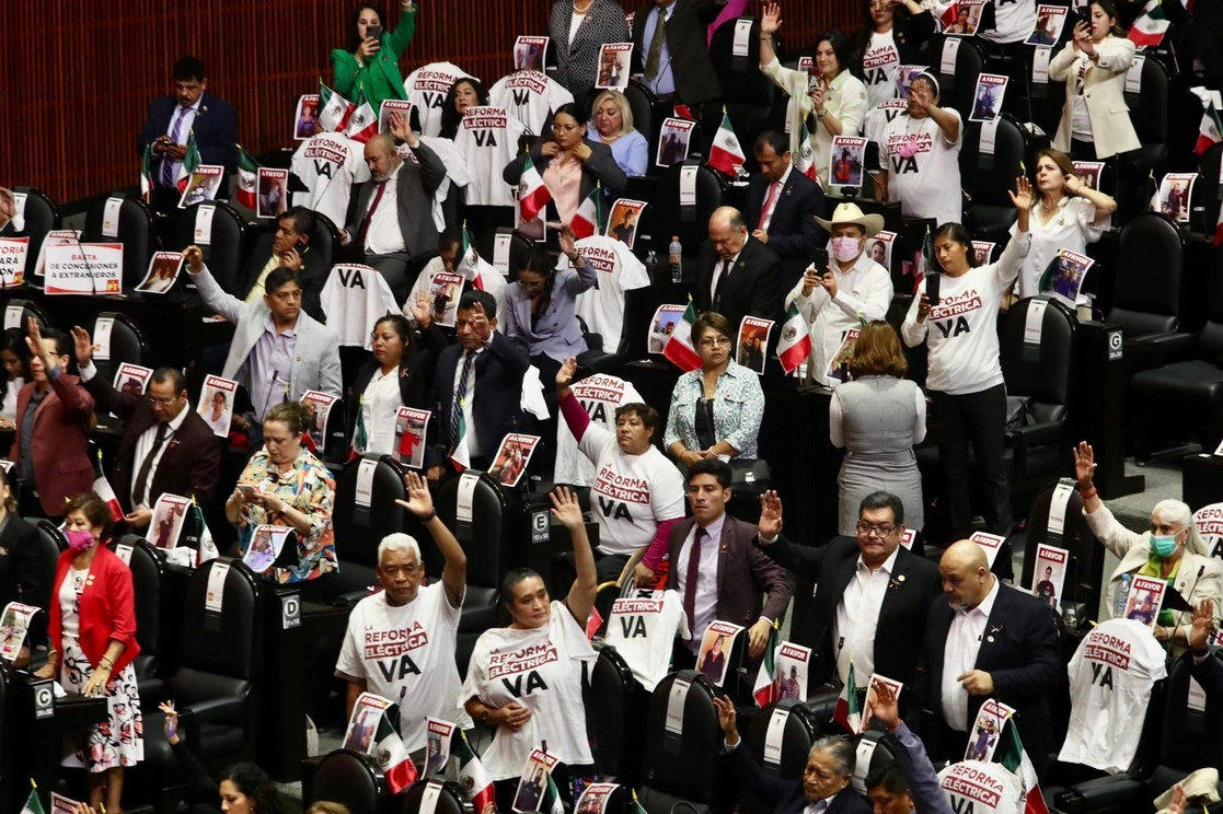 
Integrantes de las diversas bancadas discuten en la Cámara de Diputados, previo a la sesión donde se abordará la reforma eléctrica, el 17 de abril de 2022. Foto Luis Castillo

