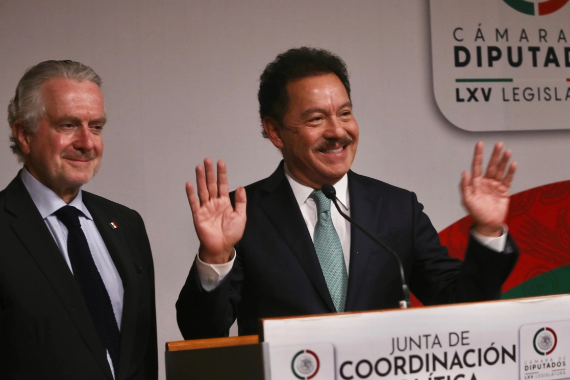 El presidente de la Cámara de Diputados, Santiago Creel Miranda, fue llamado a la Junta de Coordinación Política, para pedirle una explicación de las críticas contra la consulta popular anunciada por el presidente Andrés Manuel López Obrador. En la imagen, con el coordinador de Morena, Ignacio Mier, tras la reunión, el 27 de septiembre de 2022. Foto María Luisa Severiano
