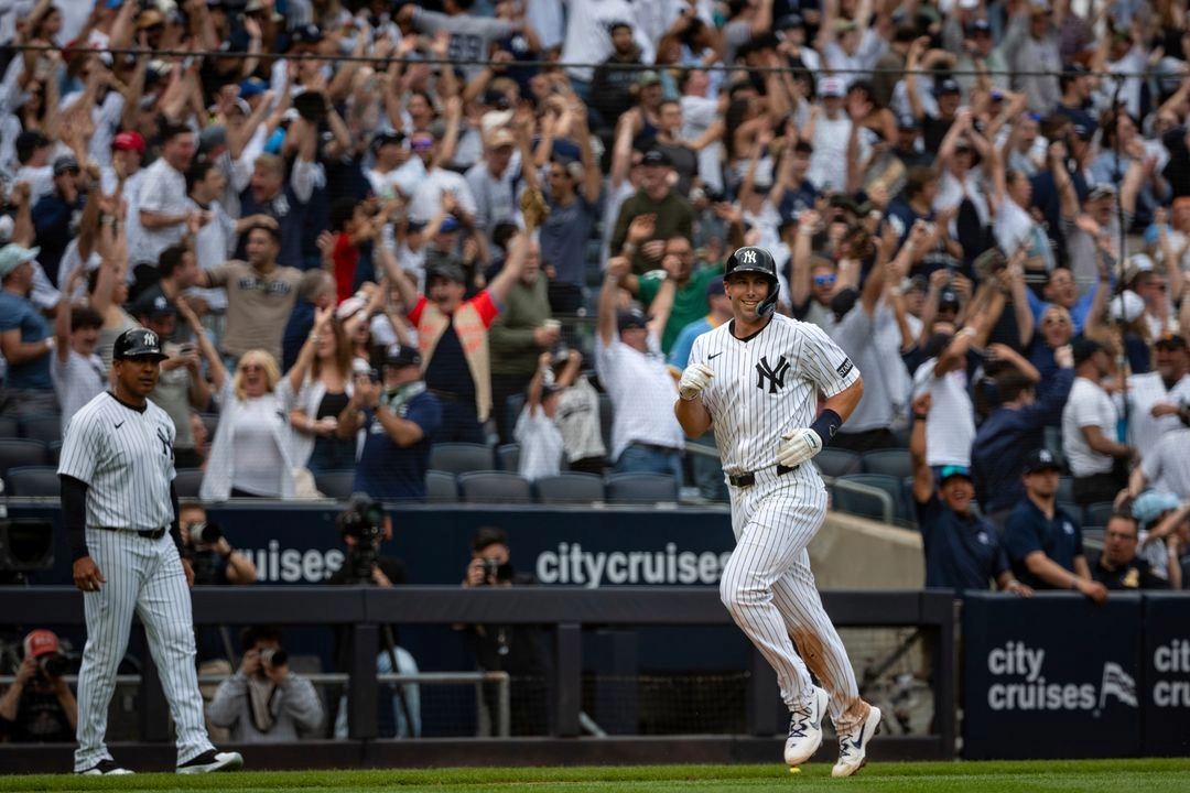 Paul Goldschmidt (48), de los Yankees de Nueva York, anota con el grand slam de Aaron Judge durante la tercera entrada del partido de béisbol contra los Cerveceros de Milwaukee, el sábado 29 de marzo de 2025, en Nueva York. Foto