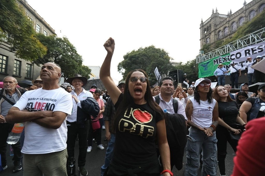 Opositores a la reforma judicial durante una protesta frente a la SCJN, el 5 de noviembre de 2024. Foto Germán Canseco 