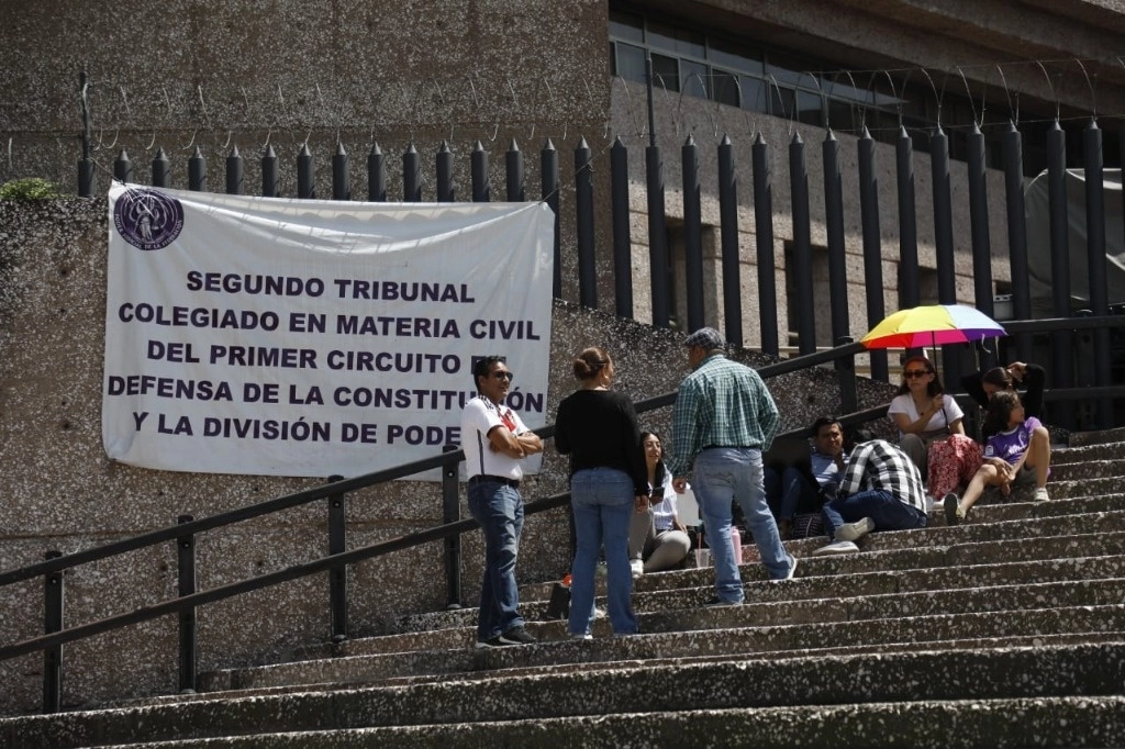 Trabajadores del PJF durante una protesta a las afueras de la sede de San Lázaro. Foto Jorge Ángel Pablo García
