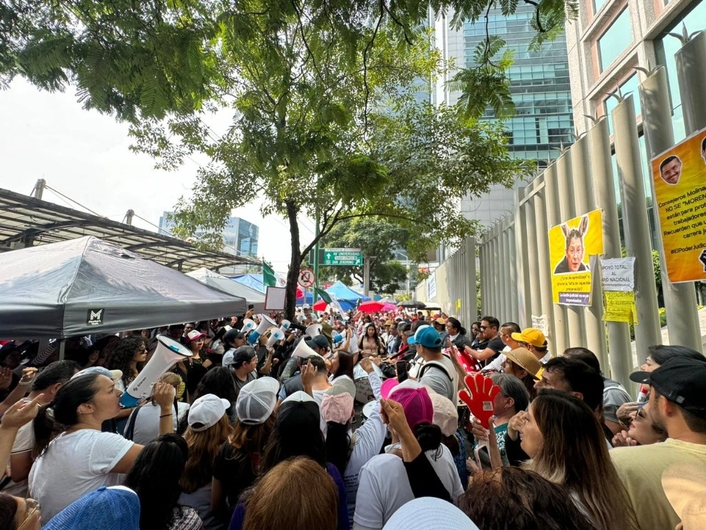 Trabajadores del PJ que rechazan la reforma judicial se manifiestan frente al Consejo de la Judicatura Federal y bloquean tres carriles de la avenida Insurgentes Sur, en la Ciudad de México, el 20 de septiembre de 2024. Foto Alfredo Domínguez