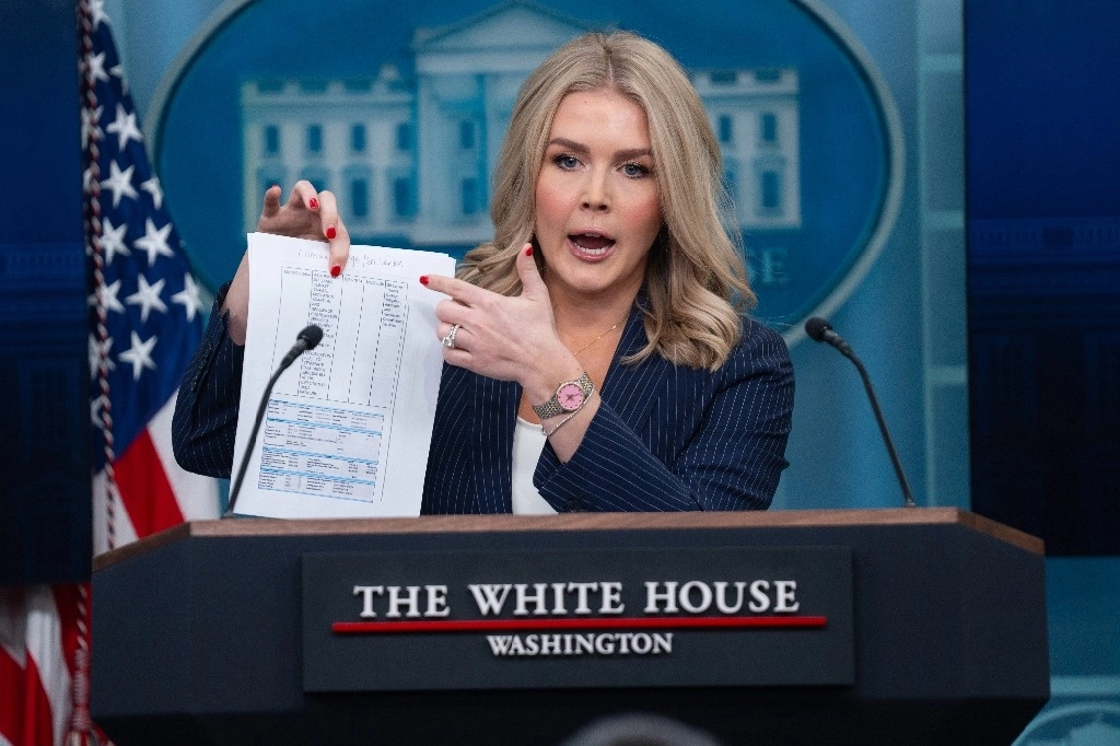 Karoline Leavitt, secretaria de prensa de la Casa Blanca, durante una sesión informativa, el 12 de febrero de 2025 en Washington. Foto Ap