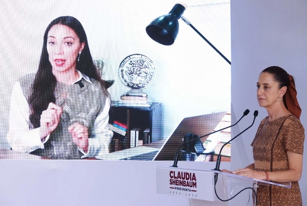  Claudia Sheinbaum, virtual presidenta electa, muestra una lámina donde aparece la diputada Julieta Andrea Ramírez Padilla explicando la situación de los trabajadores del Poder Judicial durante la conferencia de prensa en la Casa de Transición, ubicada en la alcaldía Iztapalapa. Foto Cuartoscuro 