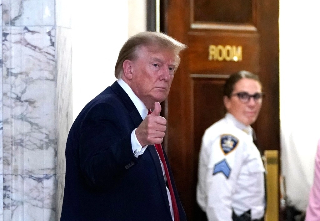 Donald Trump estuvo ayer en una corte de Nueva York para atender el caso en su contra por fraude relacionado con la valuación de varios de sus inmuebles. Foto Ap