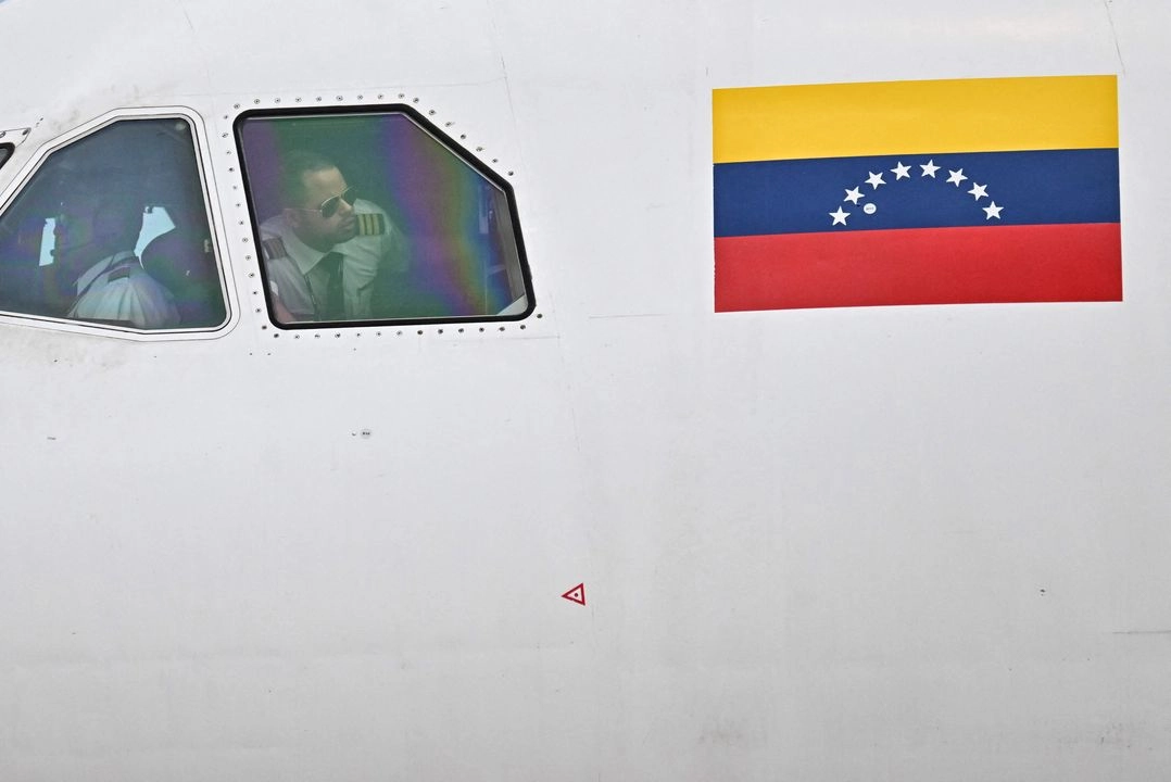Un avión venezolano de CONVIASA que transportaba migrantes venezolanos repatriados desde México aterriza en el Aeropuerto Internacional Simón Bolívar de Maiquetía, Venezuela, el 3 de abril de 2025. Foto