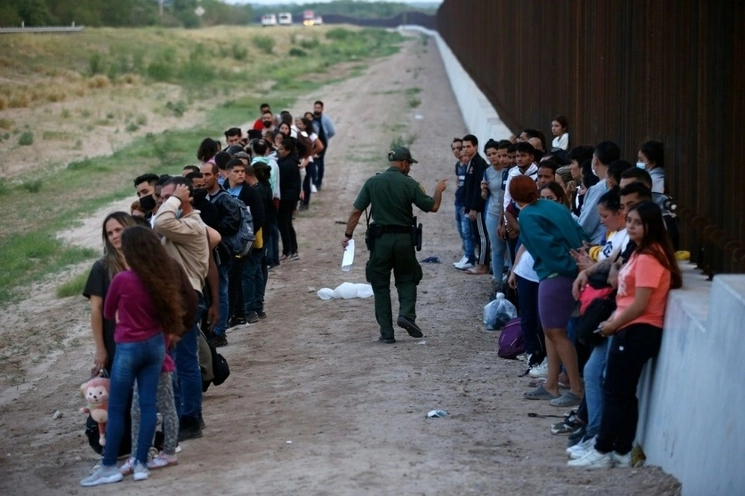 Migrantes en Eagle Pass, Texas. Foto Ap /Archivo

