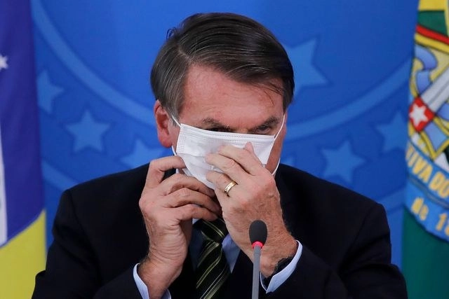 Un juez brasileño determinó que el presidente Jair Bolsonaro deberá usar obligatoriamente cubrebocas "en todos los lugares públicos". Foto Afp 