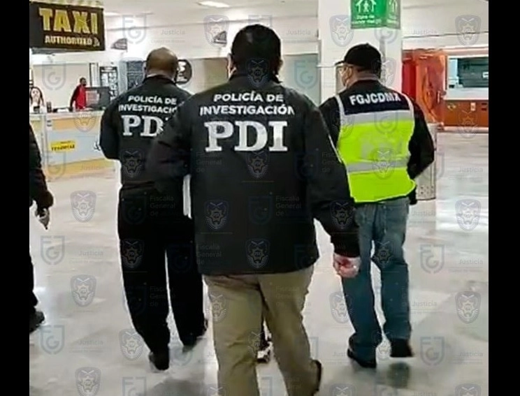 Axel ‘N’ fue detenido el 28 de julio por elementos de la Fiscalía General de Justicia en el Aeropuerto Internacional de la Ciudad de México cuando intentaba viajar a Estados Unidos. Foto tomada del Twitter de @FiscaliaCDMX