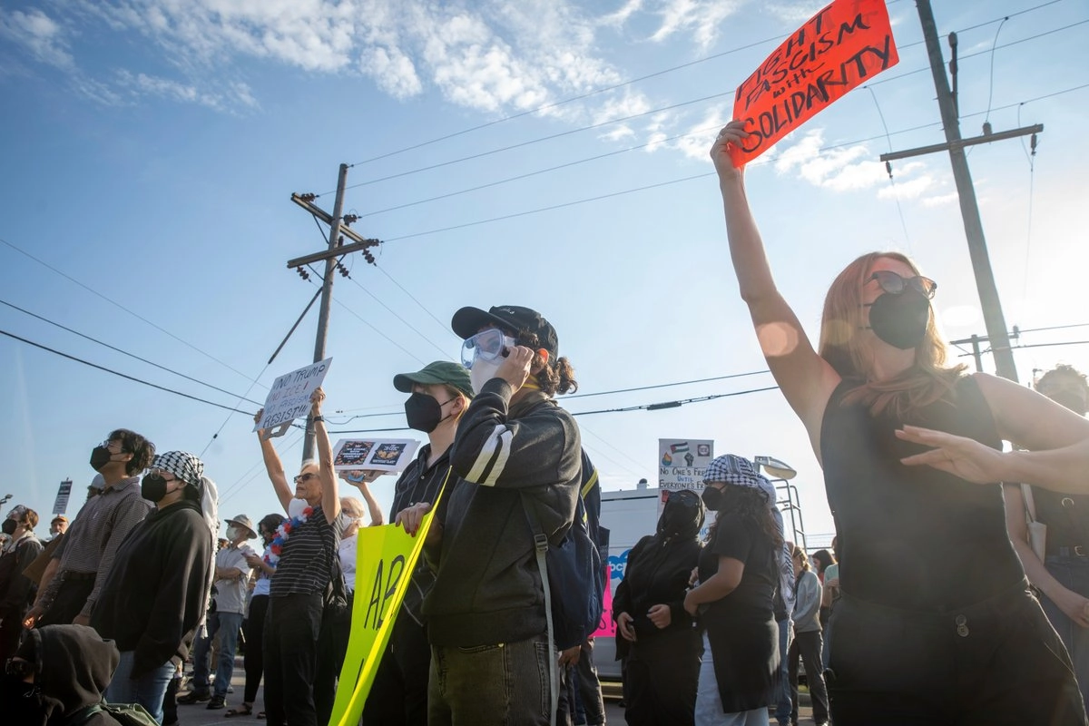 Manifestantes protestan frente a las instalaciones del Servicio de Inmigración y Control de Aduanas en Broadview, Illinois, el 19 de septiembre de 2025. Foto