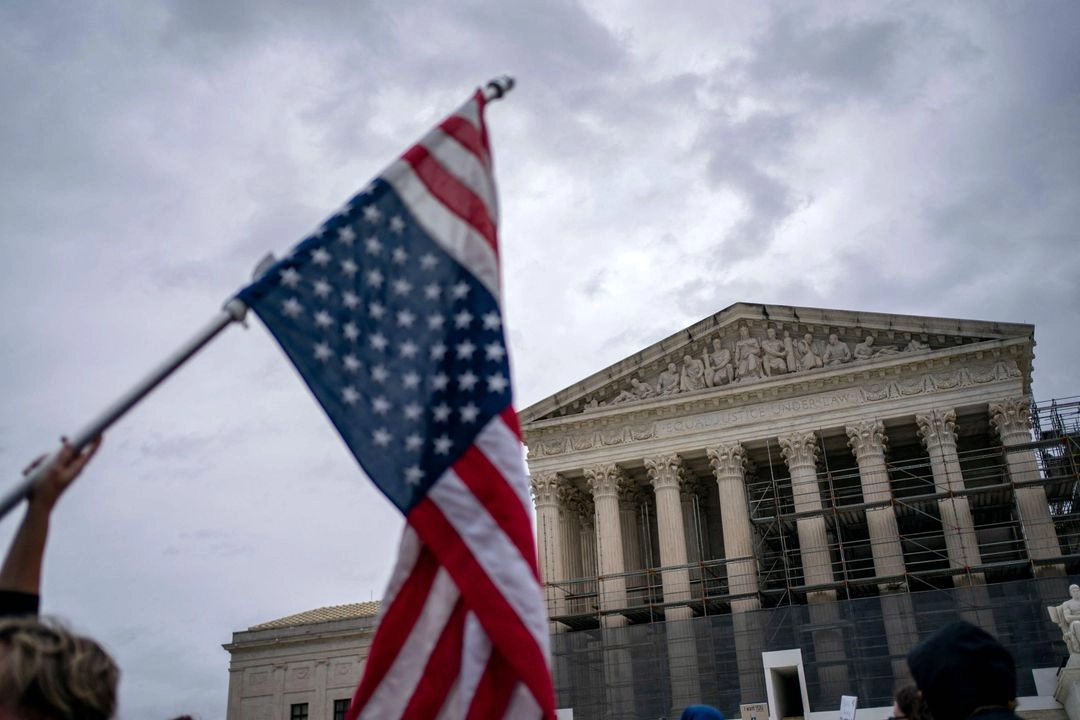 La Suprema accedió el lunes por la noche a la solicitud del gobierno de anular el fallo del 15 de marzo del juez, James Boasberg, con sede en Washington, que bloqueó de forma temporal las deportaciones bajo la invocación de Trump de la Ley de Enemigos Extranjeros mientras continúa el litigio en el caso.