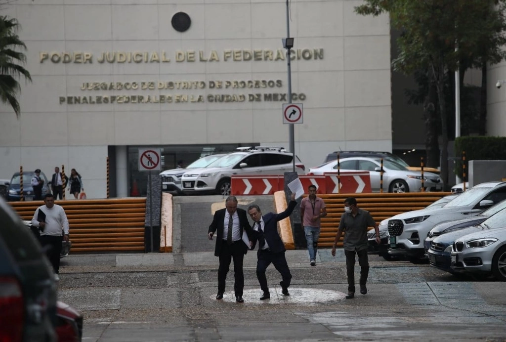 El ex director de Pemex, Emilio Lozoya, sale de su audiencia intermedio(la cual no se realizó) en el Reclusorio Norte, en la CDM. Foto Yazmín Ortega Cortés