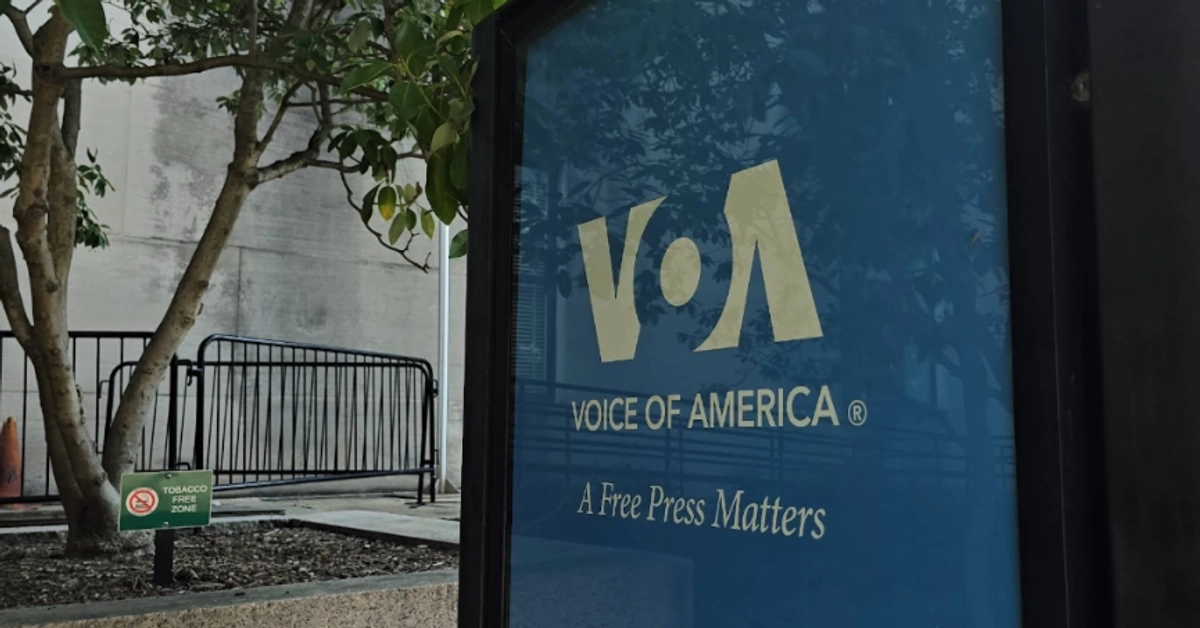 Logo de la emisora pública Voice of América (VOA) en EU.